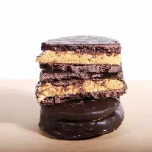 Alfajor keto relleno de pasta de mani sin azúcar de harina de almendras
